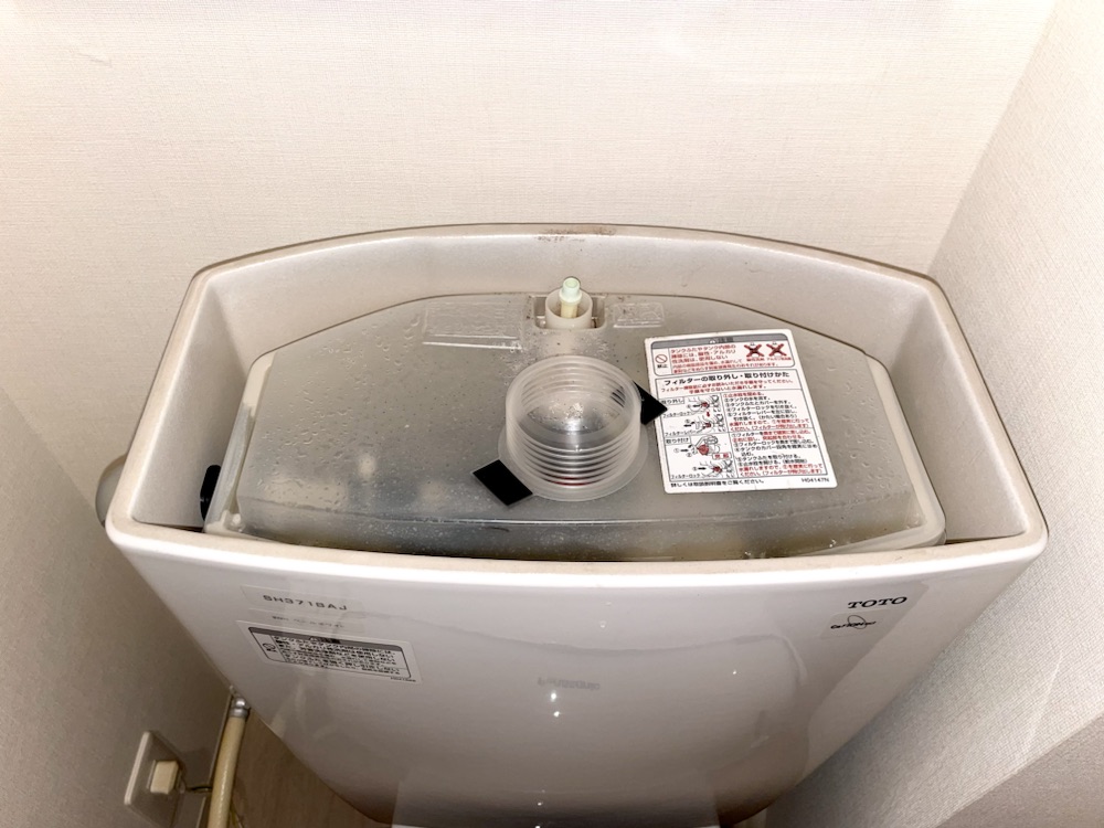 トイレ水漏れ修理工事　工事後　トイレタンク内部新規部品取り付け工事後