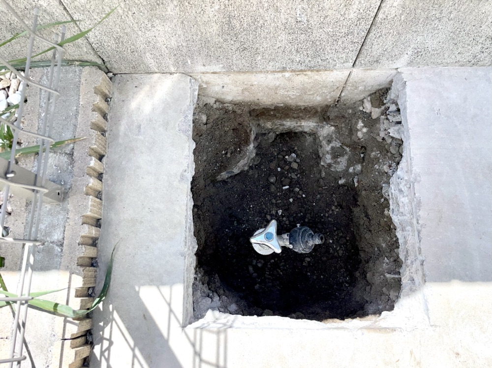 水道工事（散水栓から水栓柱へ交換）　工事中　掘削工事後