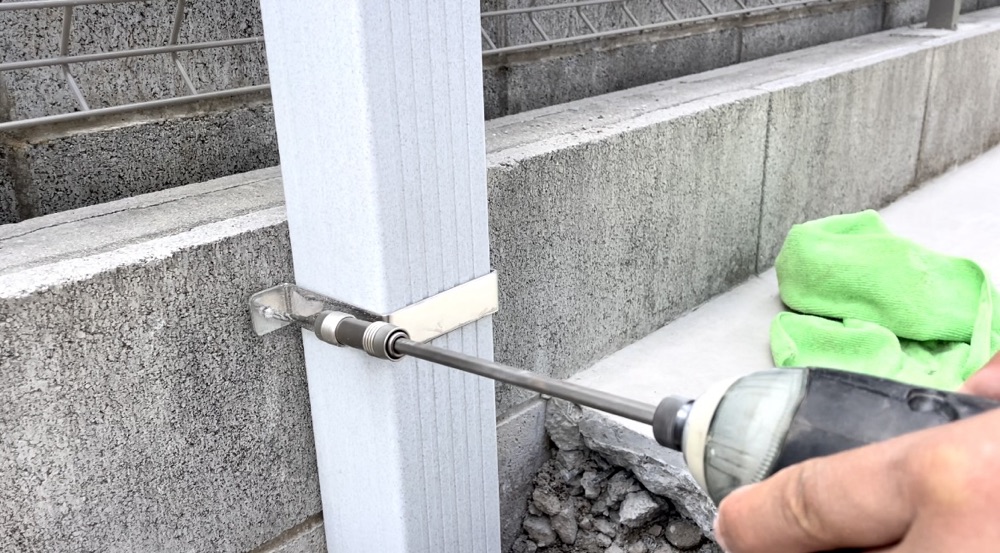水道工事（散水栓から水栓柱へ交換）　工事中　水栓柱固定工事中