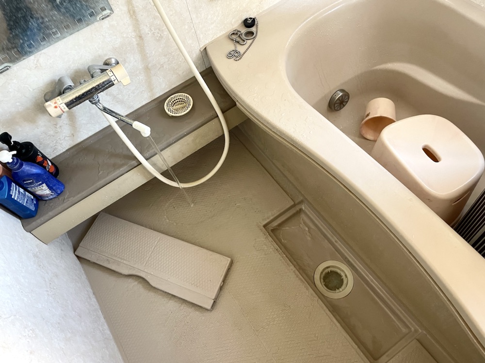 キッチンつまり修理工事　工事中　浴室排水管高圧洗浄工事後
