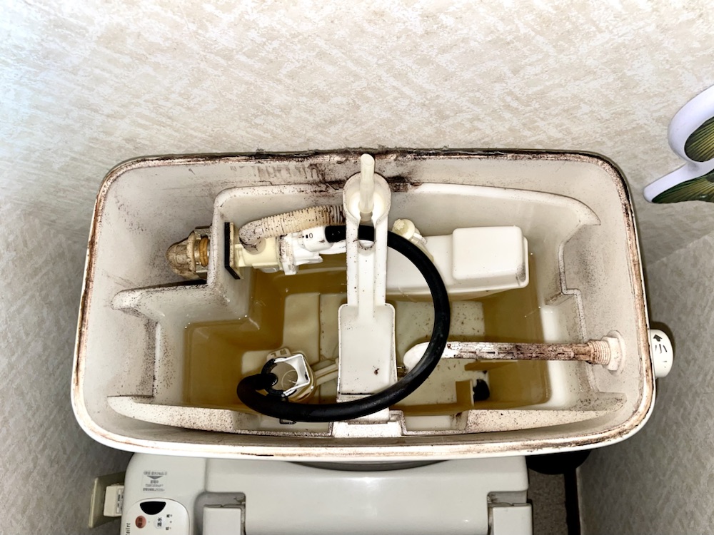 トイレ水漏れ修理工事　工事中　トイレタンク既設部品