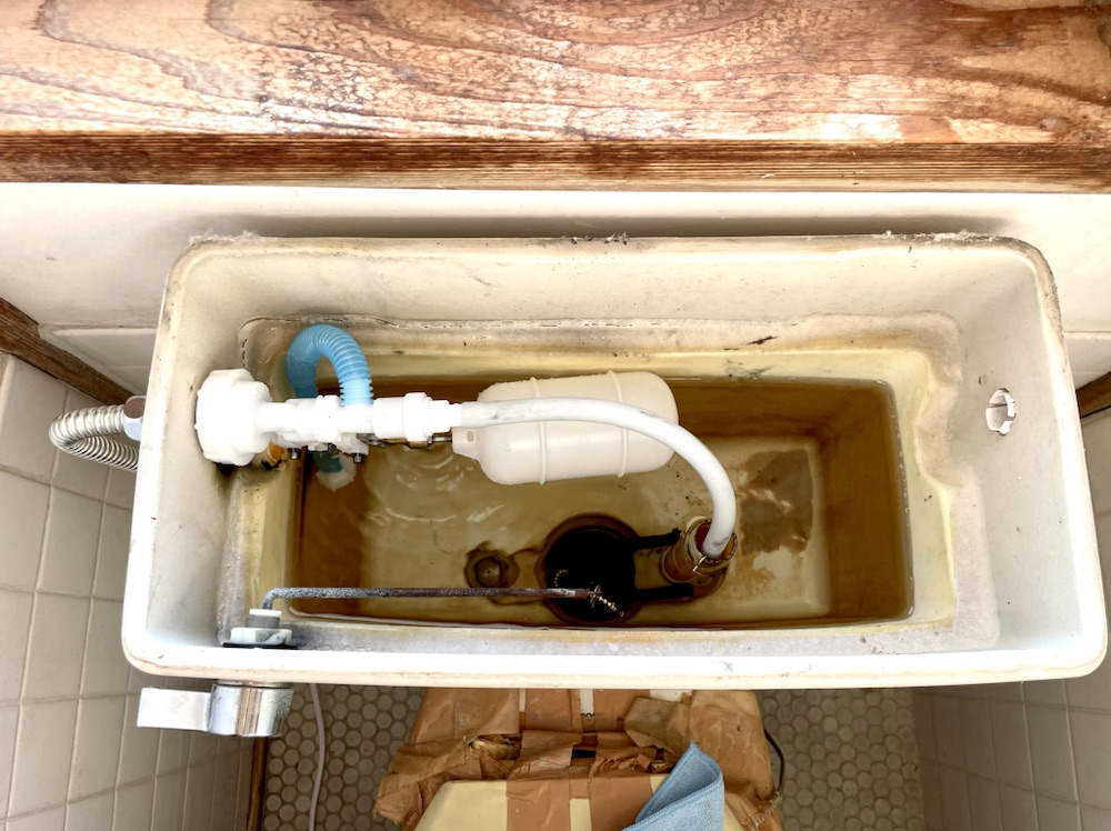 トイレ水漏れ修理　工事後　トイレタンク新規部品取り付け工事後