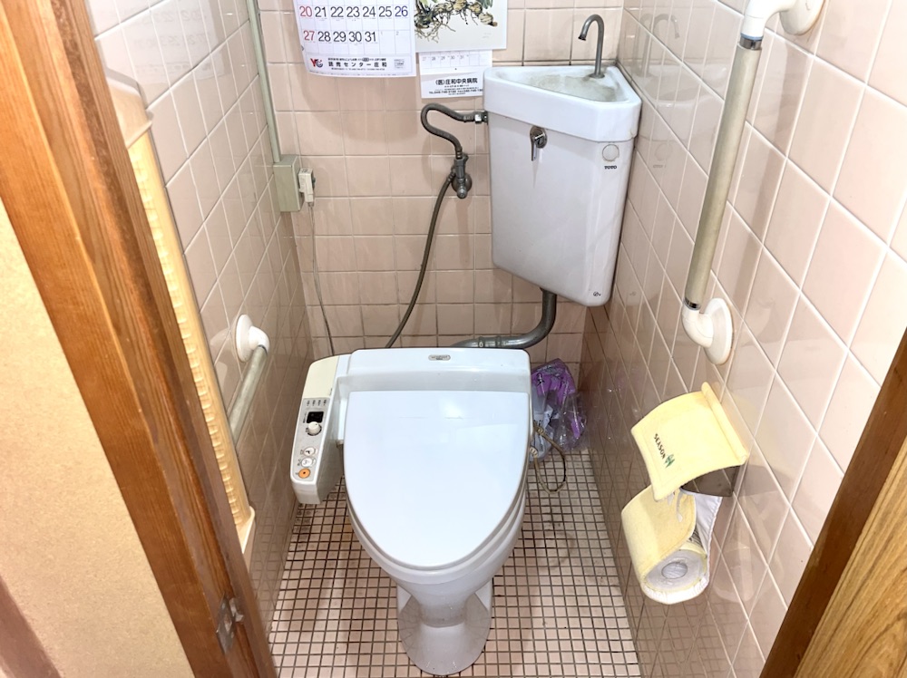 トイレ便器交換工事　工事前　トイレ既設便器