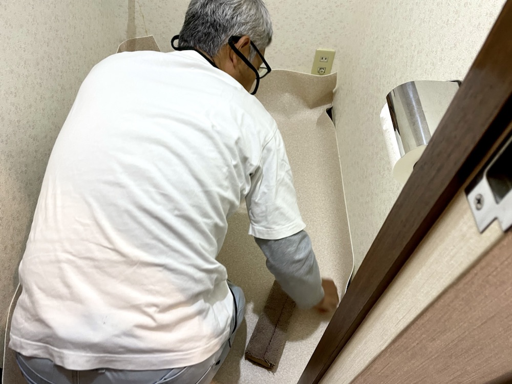 トイレリフォーム（便器交換・内装工事）　工事中　トイレ床新規クッションフロア貼り工事中