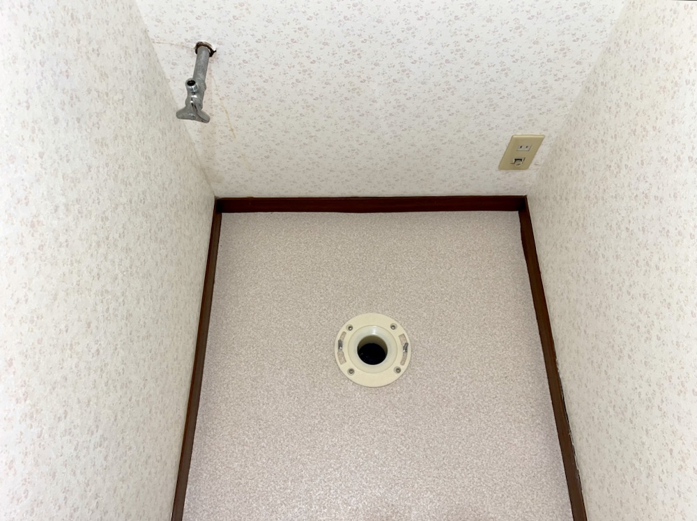 トイレリフォーム（便器交換・内装工事）　工事中　トイレ新規床フランジ取り付け工事後