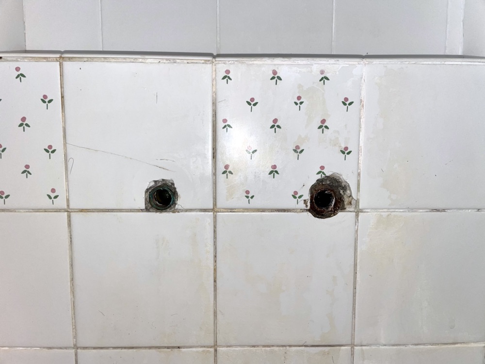 浴室蛇口交換工事　工事中　浴室既設蛇口取り外し工事後
