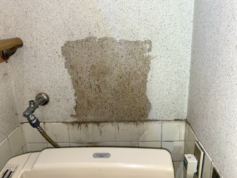 トイレ水漏れ修理工事　工事中　トイレタンク内部既設部品取り外し工事後