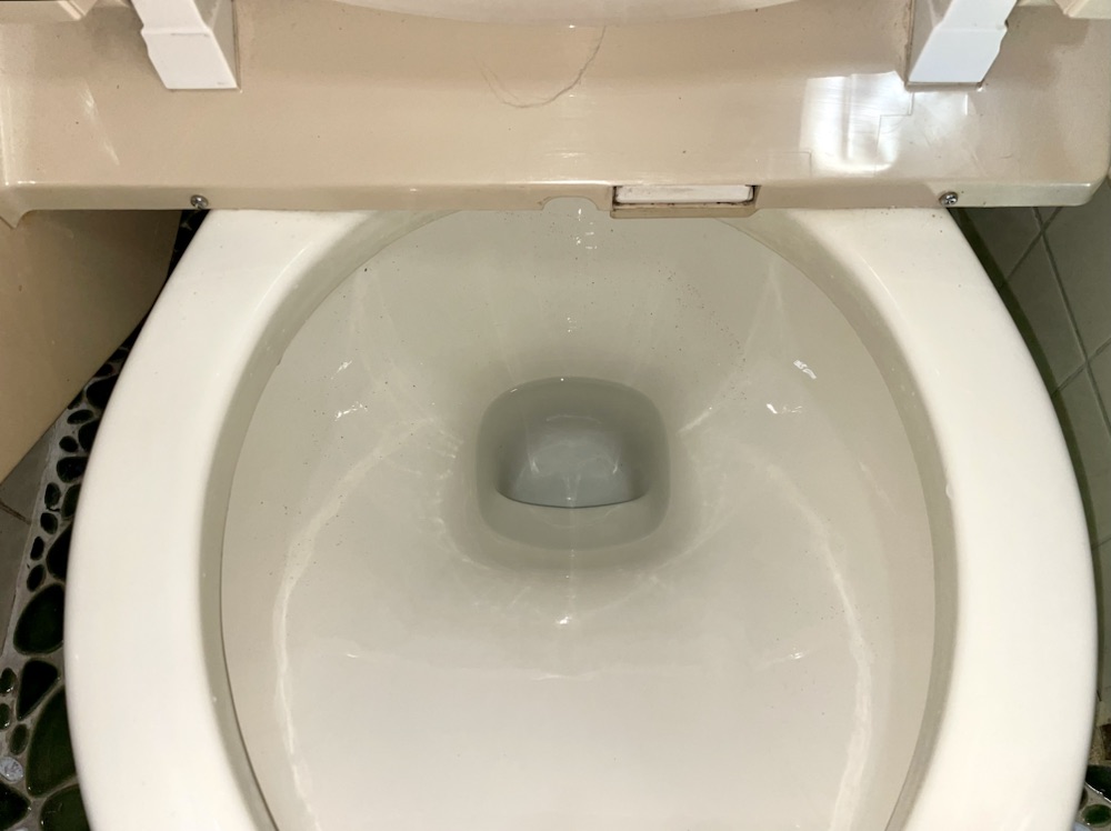 トイレ水漏れ修理工事　工事後　トイレタンク新規部品取り付け工事後