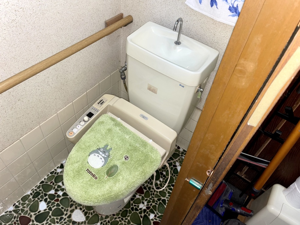 トイレ水漏れ修理工事　工事後　トイレタンク新規部品取り付け工事後