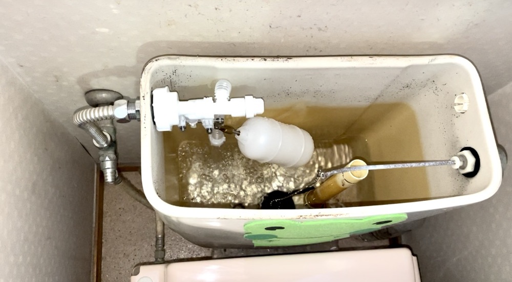 水道修理（トイレ水漏れ修理及び他修繕）工事　工事中　トイレタンク新規部品取り付け工事後