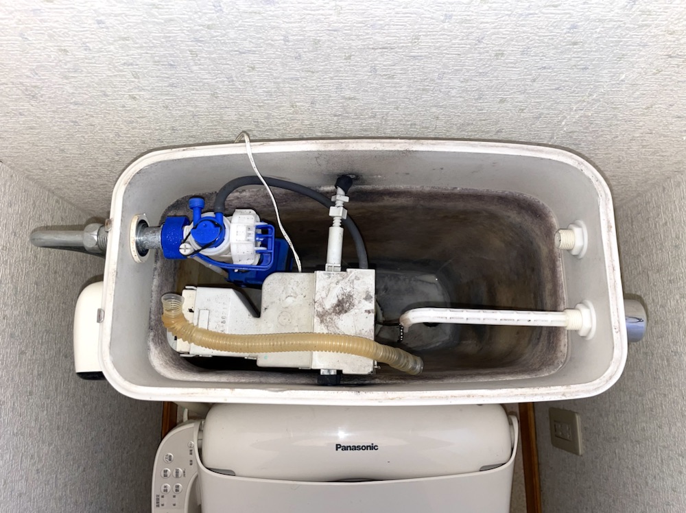 トイレ水漏れ修理工事　工事中　トイレタンク既設部品