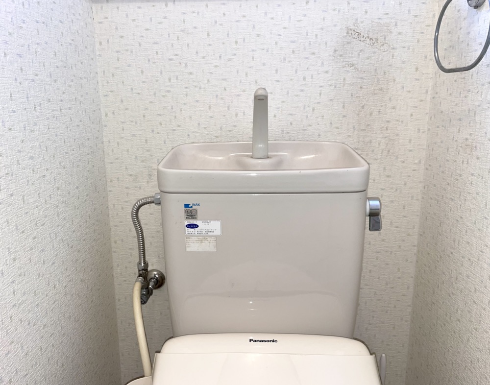 トイレ水漏れ修理工事　工事後　トイレタンク新規部品取り外し工事後