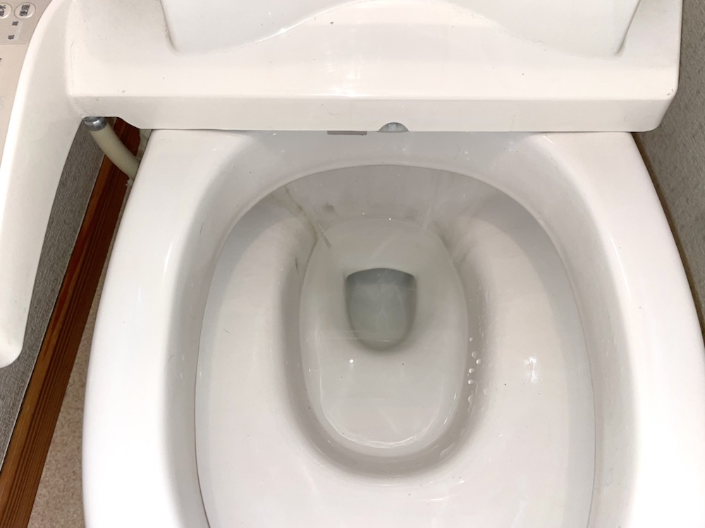 トイレ水漏れ修理工事　工事後　トイレタンク新規部品取り外し工事後