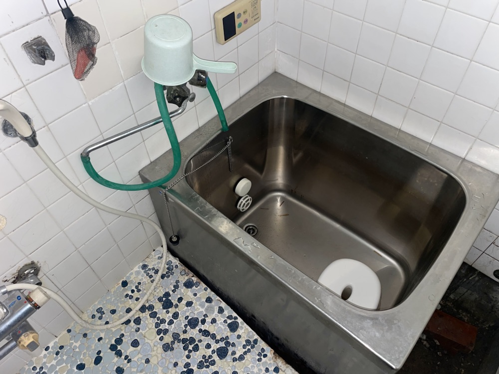 給湯器交換工事　工事前　浴槽既設循環金具