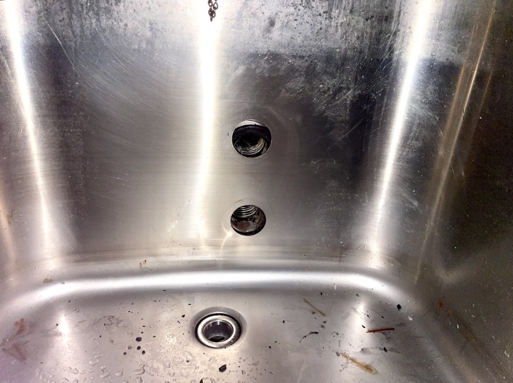 給湯器交換工事　工事中　浴槽既設循環金具取り外し工事後
