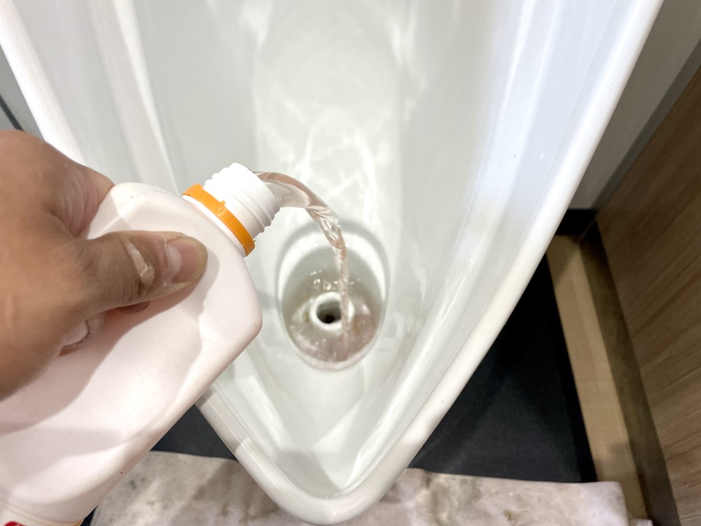 トイレ小便器つまり修理工事　工事中　尿石除去剤投与中