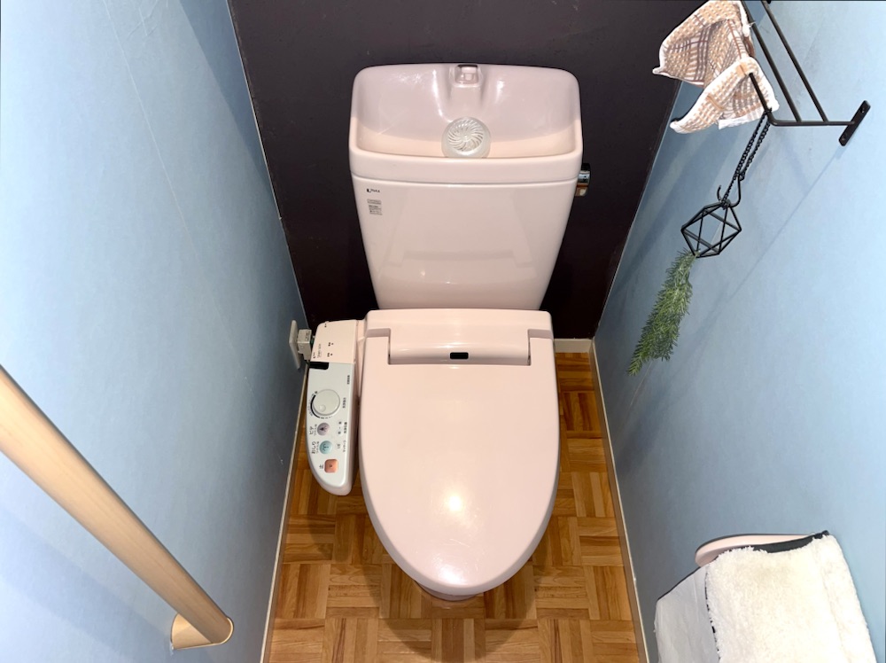 トイレ水漏れ修理工事　工事後　トイレタンク内外新規部品取り付け工事後