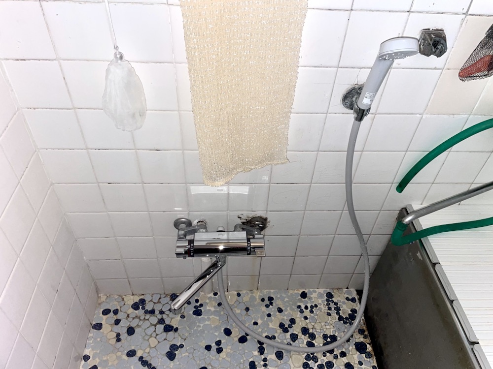 浴室蛇口交換工事　工事後　浴室新規蛇口（本体部）取り付け工事後