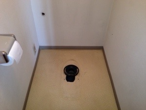 トイレ既設便器等一式取り外し工事後。