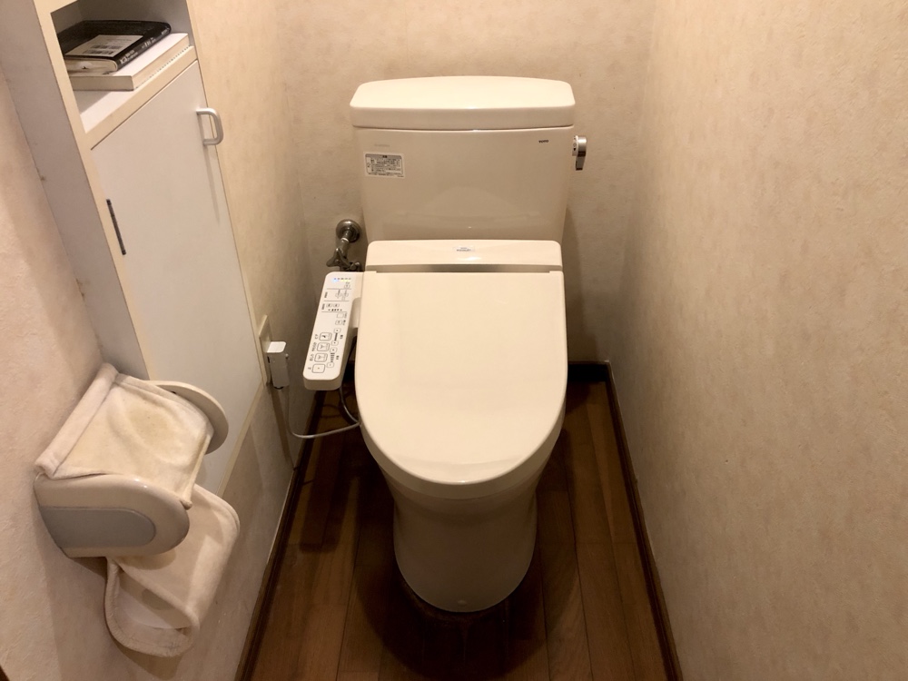 1Fトイレ工事中。新規トイレ便器等取り付け工事後。