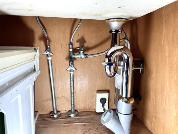 シンク下収納部。新規キッチン蛇口及び排水金具交換工事後。