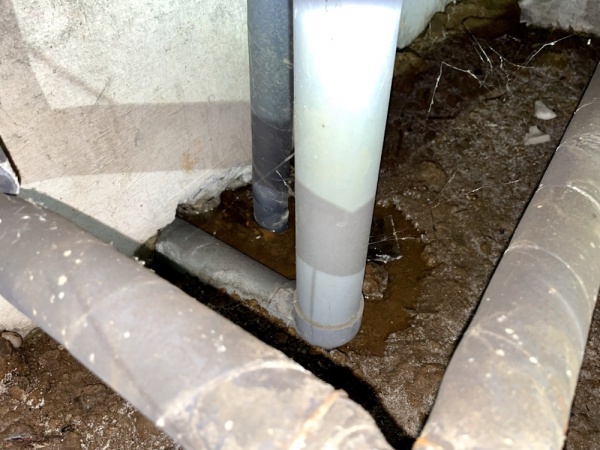 調査中。漏水原因、キッチン床下給水管。
