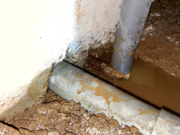 調査中。漏水原因、キッチン床下給水管。