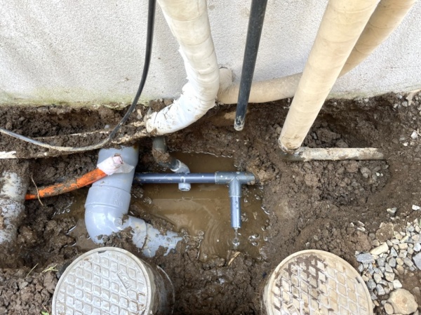 給湯器まわり埋設部。給水管漏水原因箇所撤去後。