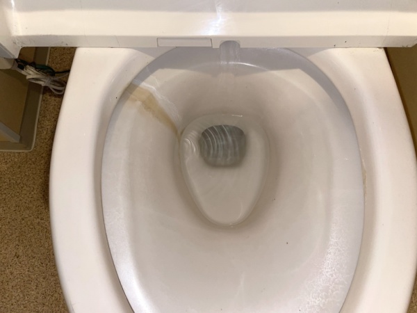 トイレ修理工事　工事前　トイレ水漏れ