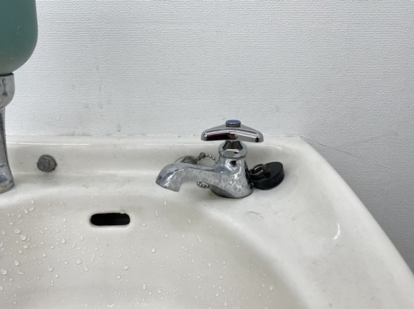 水道修理工事　洗面器蛇口修理工事後　新規給水栓上部及びコマパッキン交換後　洗面器蛇口