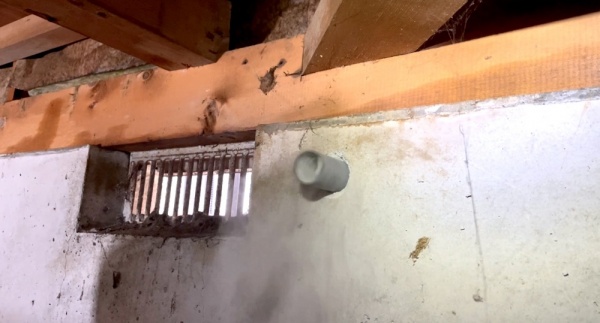 漏水修理（給湯管改修）工事　工事中　キッチン配管貫通用穴あけ工事中（床下）