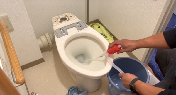 トイレつまり（便器脱着）修理工事　工事中　便器内水抜き中。