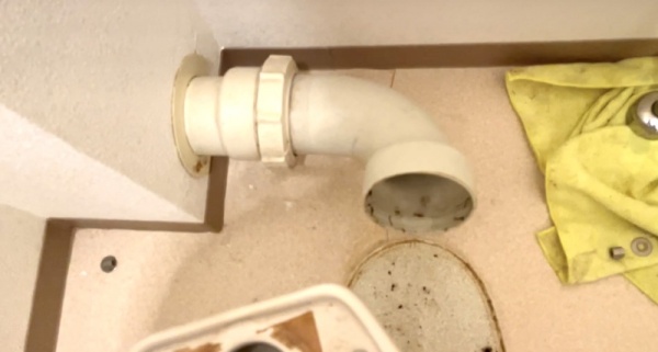 トイレつまり（便器脱着）修理工事　工事中　便器等取り外し後