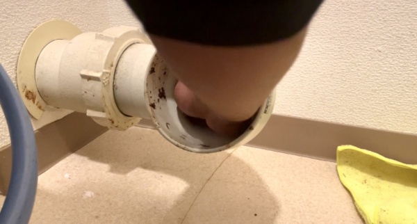 トイレつまり（便器脱着）修理工事　工事中　排水管よりオムツを取り除く