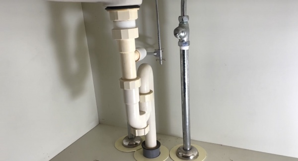 水道修理（蛇口・排水Sトラップ）工事　工事前　洗面台下部収納部　既設排水Sトラップ