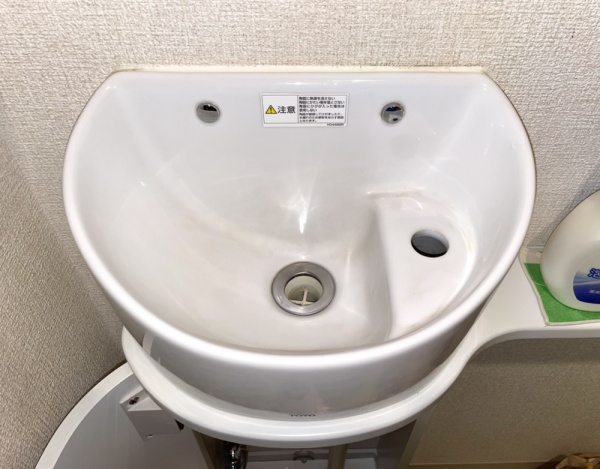 トイレ内洗面器蛇口交換　工事中　既設蛇口取り外し後