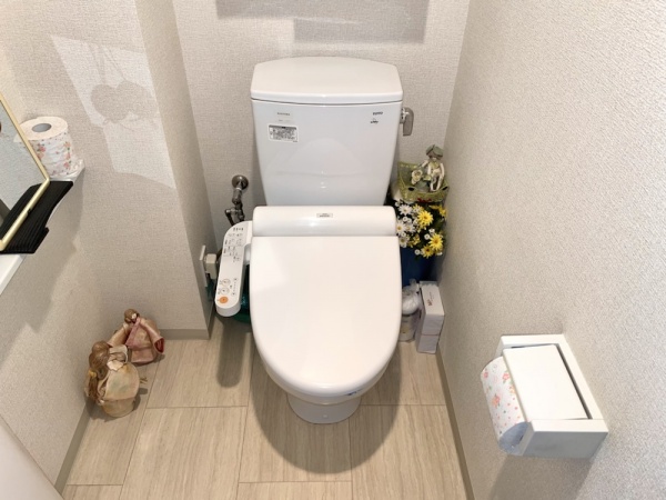 トイレ修理工事　工事前　トイレ全景