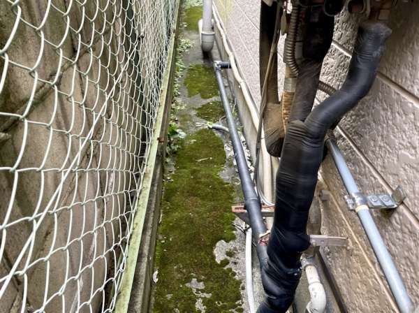 漏水修理（給湯管改修）工事　工事前　建物外部