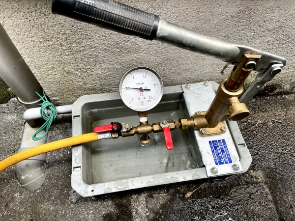 漏水修理（給湯管改修）工事　工事中　新規給湯配管工事後　水圧テスト中
