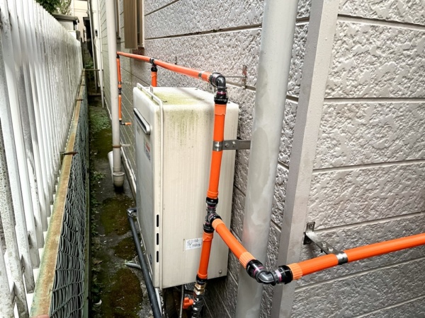 漏水修理（給湯管改修）工事　工事中　建物外部新規給湯配管工事後