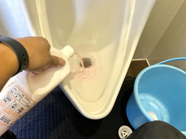 男子トイレ小便器つまり修理工事　工事中　尿石除去剤投与中