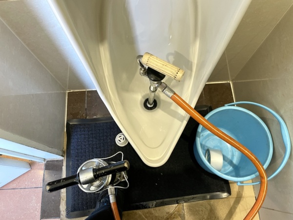 男子トイレ小便器つまり修理工事　サムネイル