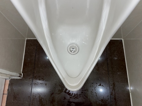 男子トイレ小便器つまり修理工事　工事後