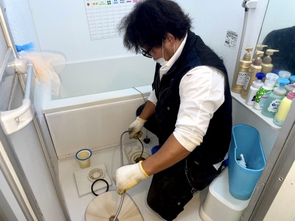 キッチンつまり修理（高圧洗浄）工事　浴室工事中