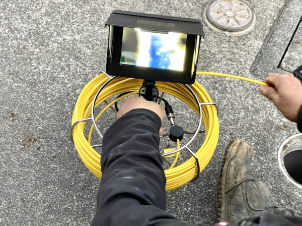 排水（つまり・配管）工事　工事中　排水管内カメラ調査工事中