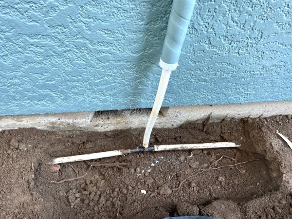 漏水修理（給湯管）工事　工事中　掘削工事中