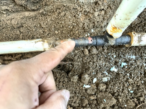 漏水修理（給湯管）工事　工事中　漏水原因箇所
