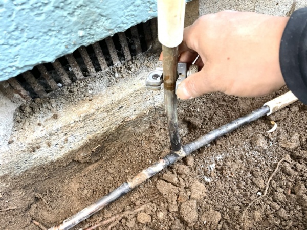 漏水修理（給湯管）工事　工事中　配管工事中