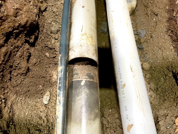 排水（つまり・配管）工事　工事中　掘削工事後　詰まり原因箇所