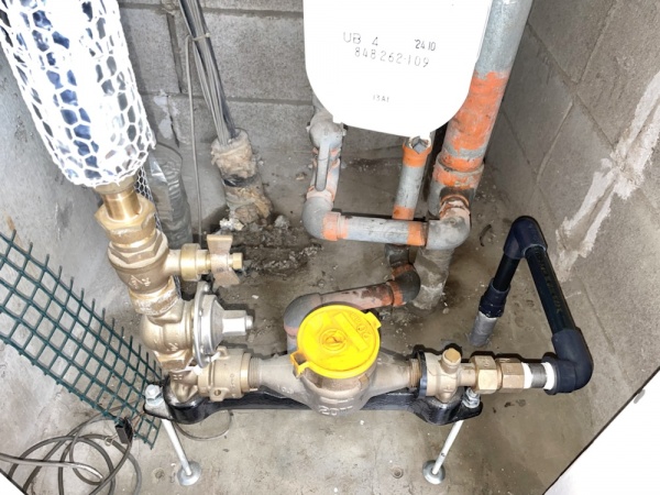 水道管直結式浄水器取り外し工事　工事中　配管工事後